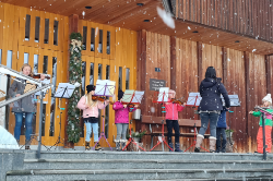 Nicole Frei<br>Winterliche Strassenmusik in Gstaad